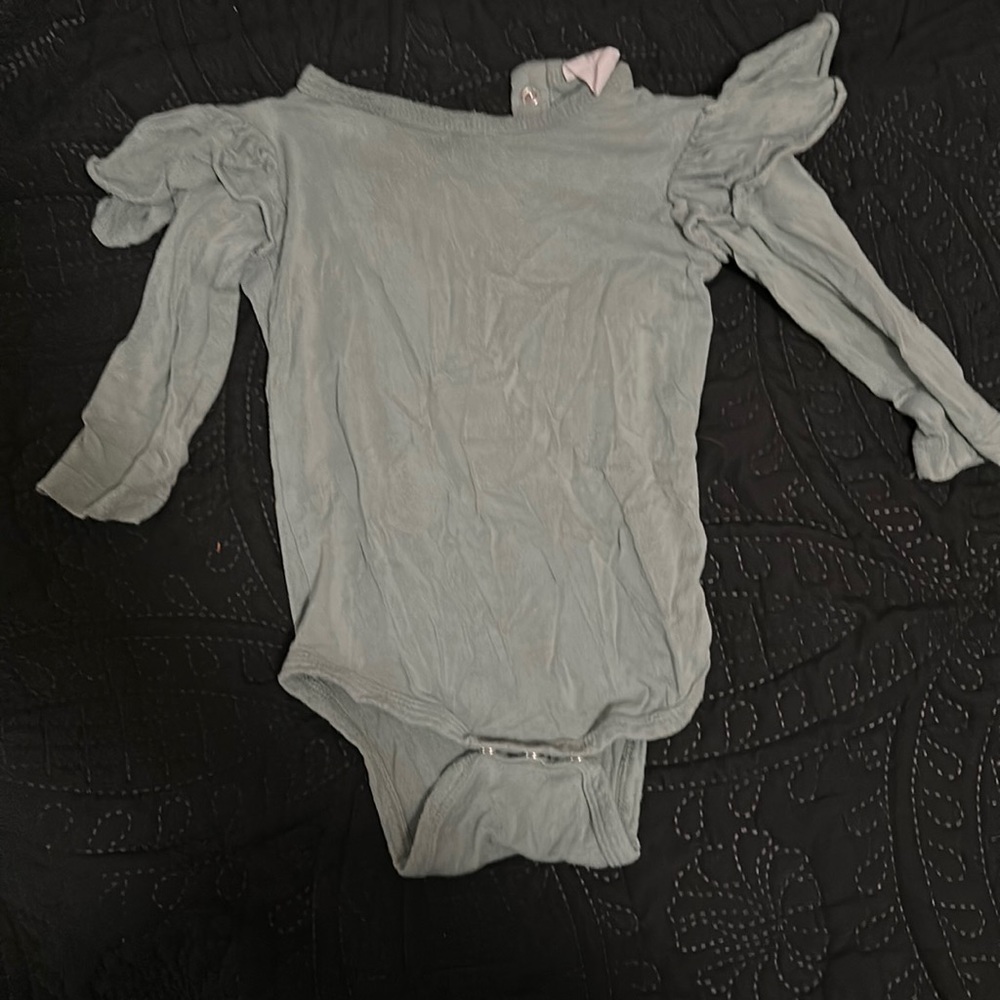 Kate Quinn ruffle shoulder onesie 12-18 months